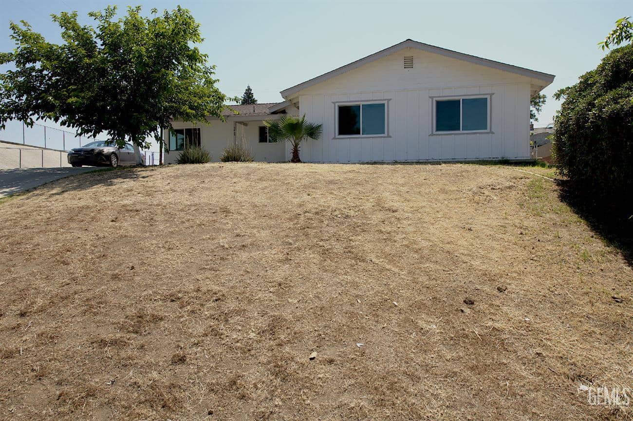2425 Castle Drive — photo 2