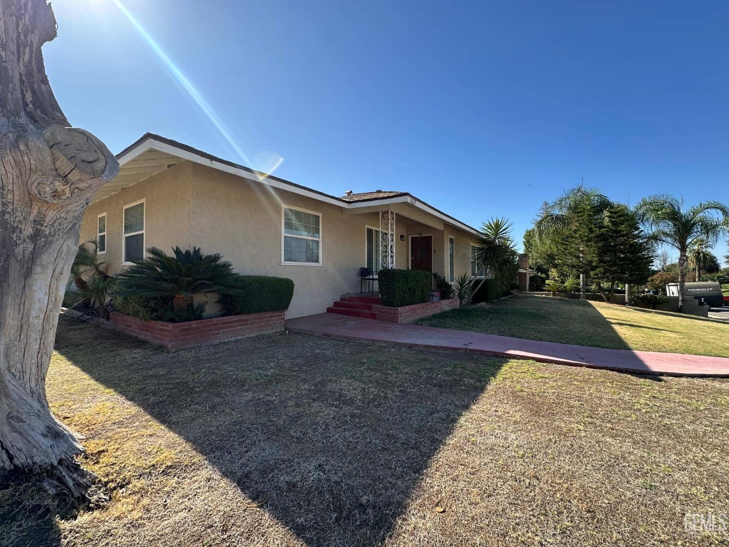 1625 Crestmont Drive — photo 2