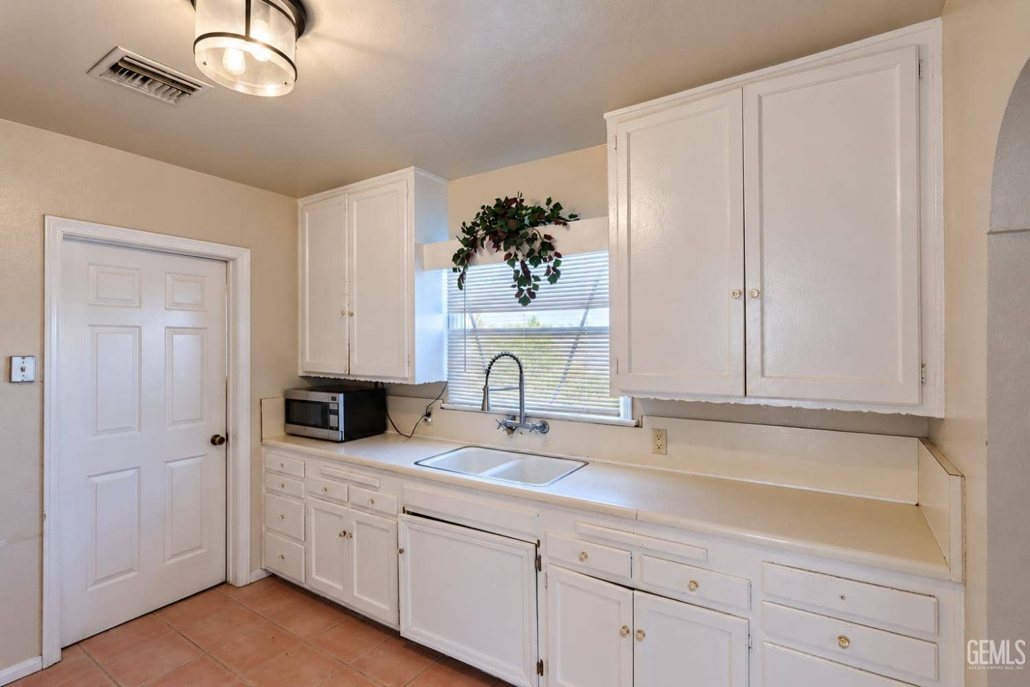213 El Tejon Avenue — photo 3